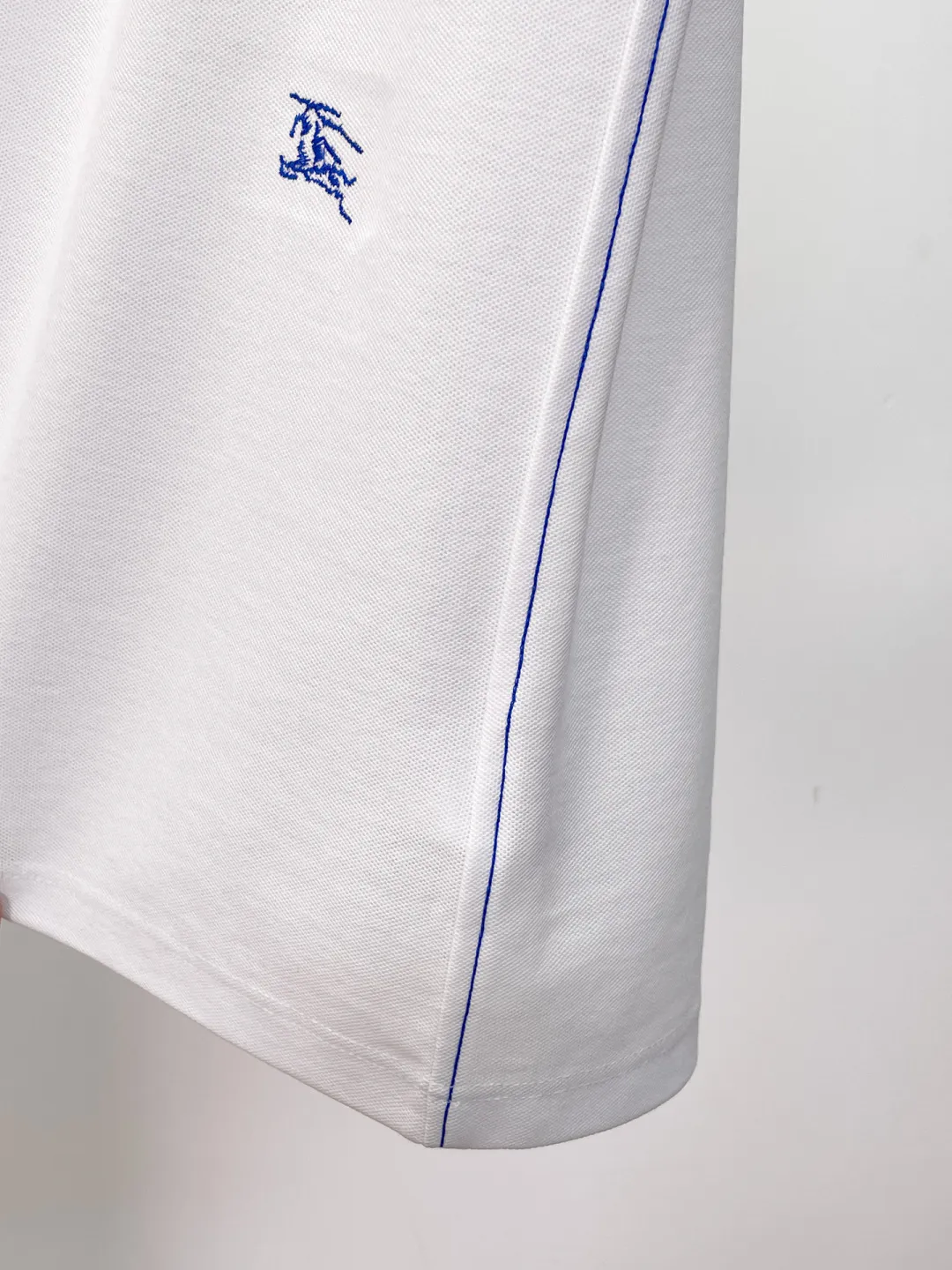 BURBERRY New Arrival Polo shirt, complete with three labels, original fabric, original customized accessories, official Same Style, using 210 grams of pure cotton pique fabric, customized same-tank dyed fabric, very comfortable and smooth to the touch, very wide and stylish, produced by a first-line brand on behalf of Factory, imported Behringer embroidery machine, embroidery is full and textured, imported Kangli direct-injection machine, printing is clear and textured, the collar rib is woven with imported yarn It will not lose shape after being worn for a long time. It is the most New Arrival style in spring and summer. It is fashionable and individual. It is super Versatile and looks good. It is very suitable for both men and women. It is a must-have for everyone. Size: S-XXL